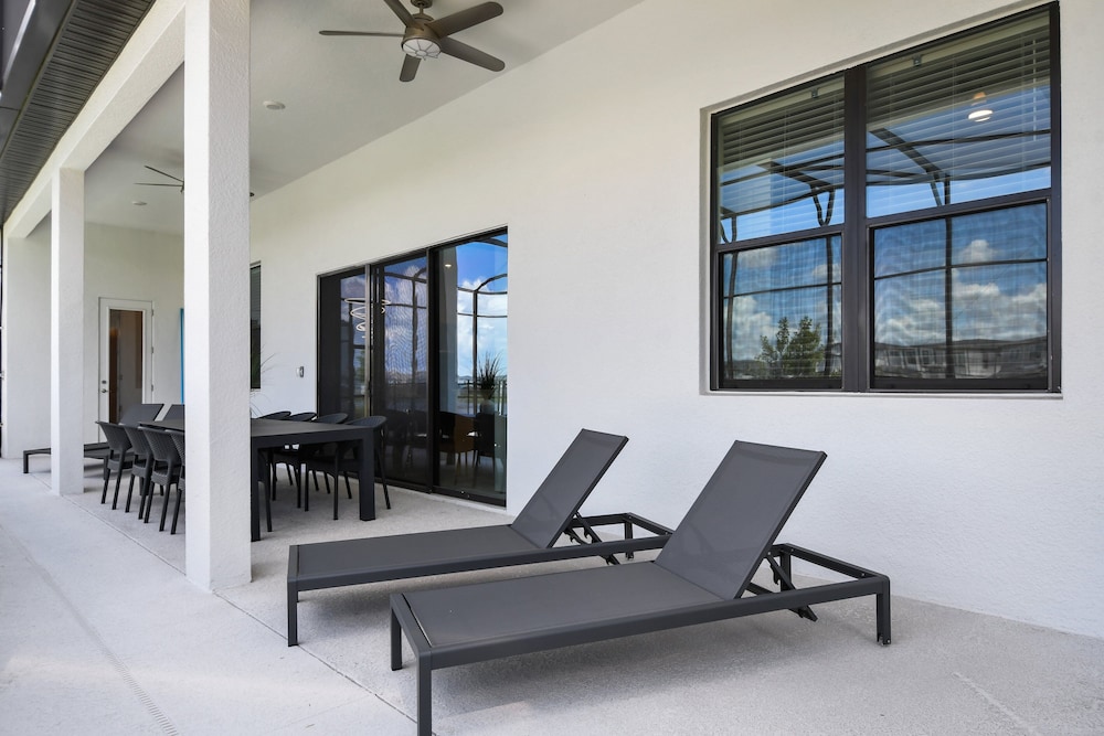 Luxurious 15br Villa With Lake View & Game/theater