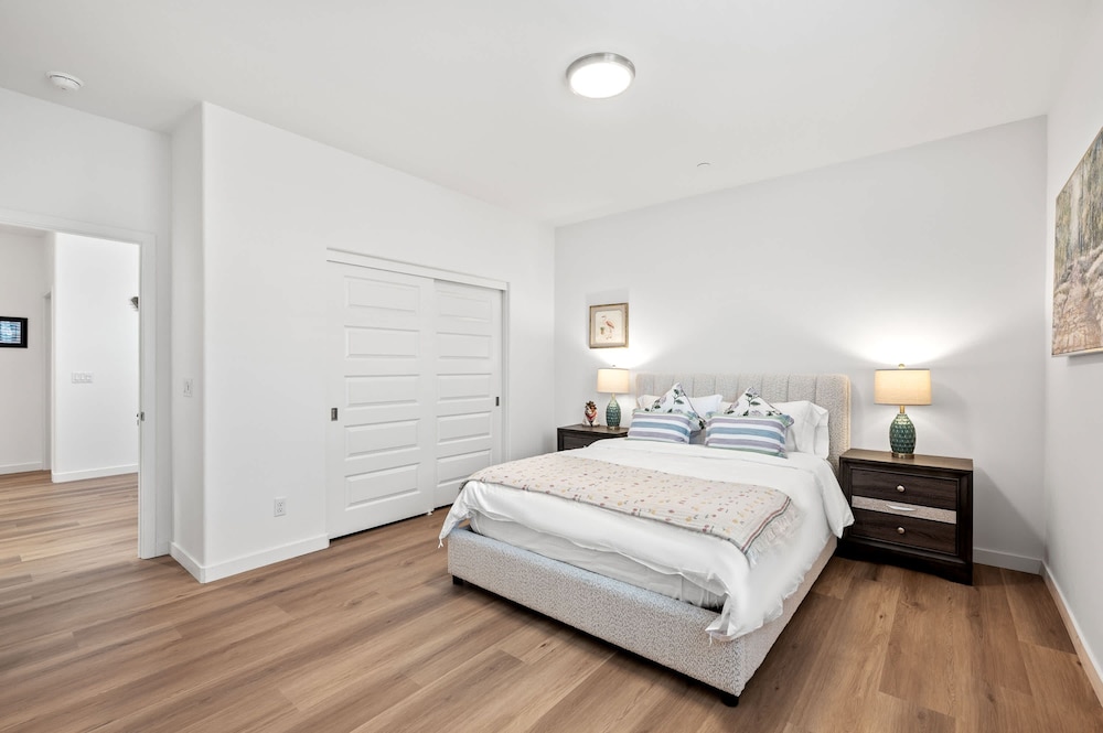 Spacious 5BR Getaway w Game Room Modern Comfort