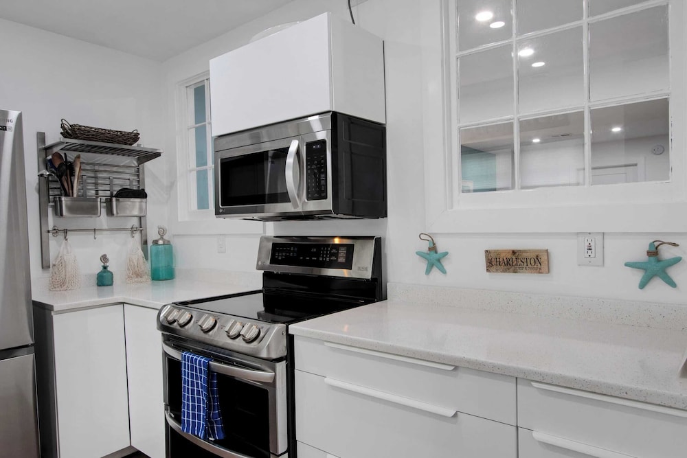 Shem Creek Retreat by Avantstay 10 Mins to Downtown Charleston Yard + Patio