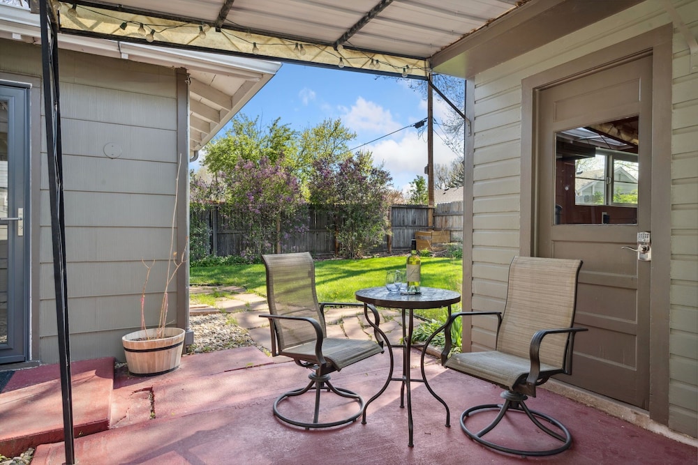 Magnolia Hideaway - Pet Friendly w/ Fireplace