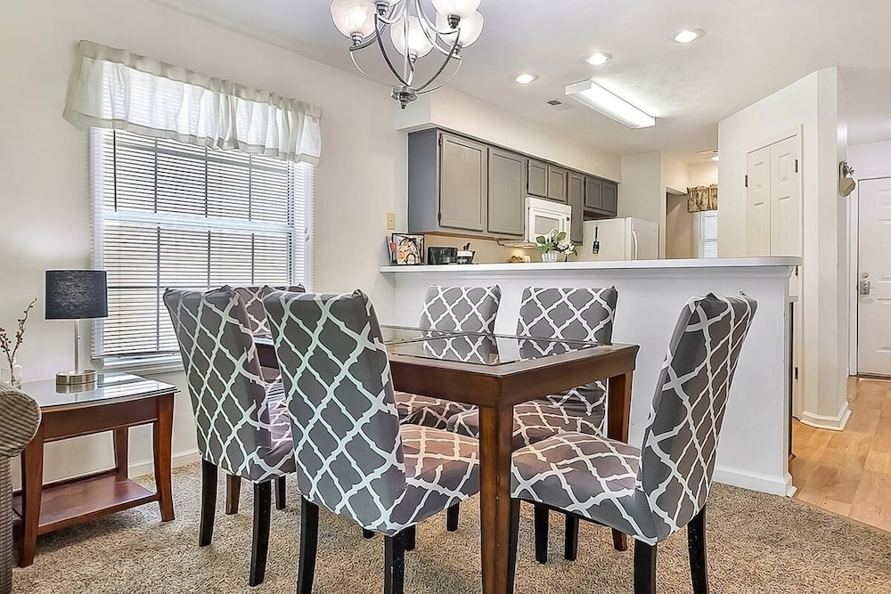 River Oaks 33f 2 Bedroom Condo