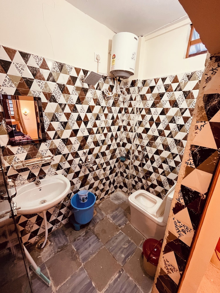 Skyard Hostel & Homestay (Harsil Valley)