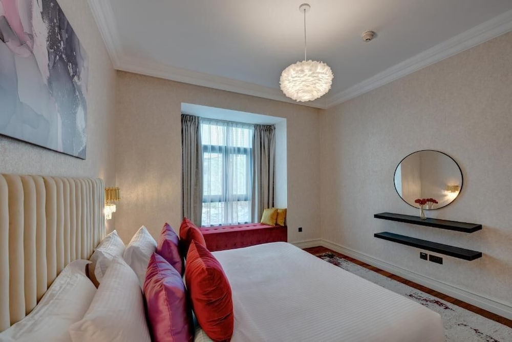 Durrani Homes - Unique Garden Apt at Souk Al Bahar besides Dubai Mall & Burjkhalifa with private jaccuzi
