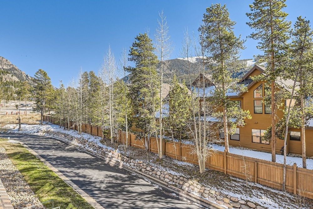 5023 Gateway 2 Bedroom Condo