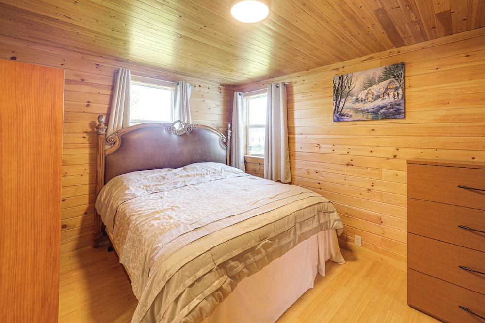 Hike, Ski & Explore: Patten Home w/ Pool Table!