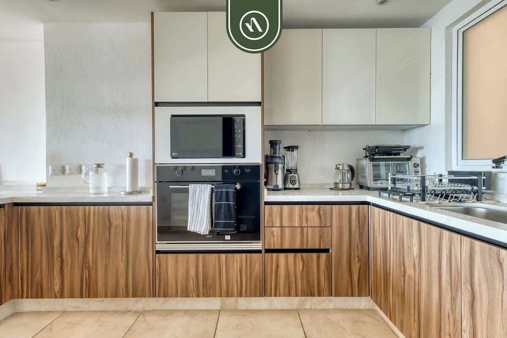 Amazing 3 BR Penthouse With Beachclub