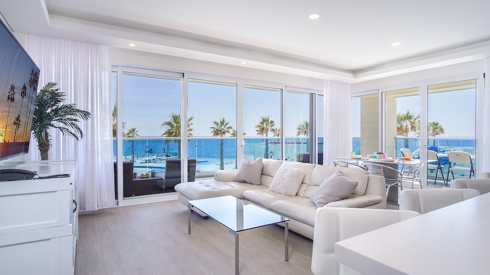 Breathtaking 2 Bedroom Condominium