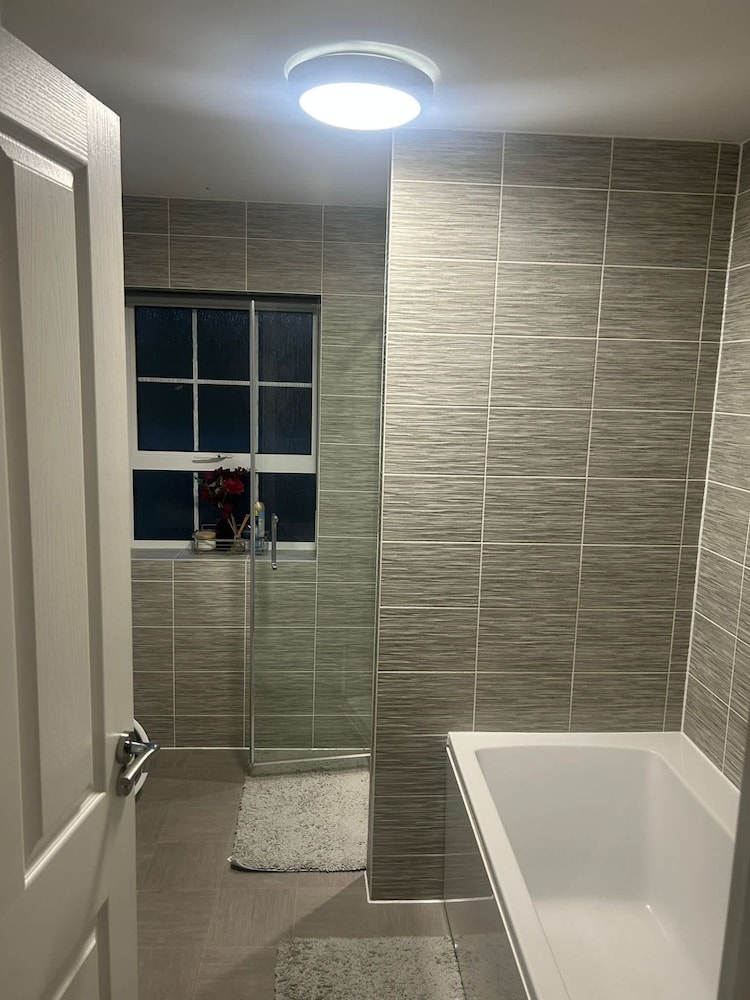 Luxurious Majestic 4 Bedroom- Free Parking