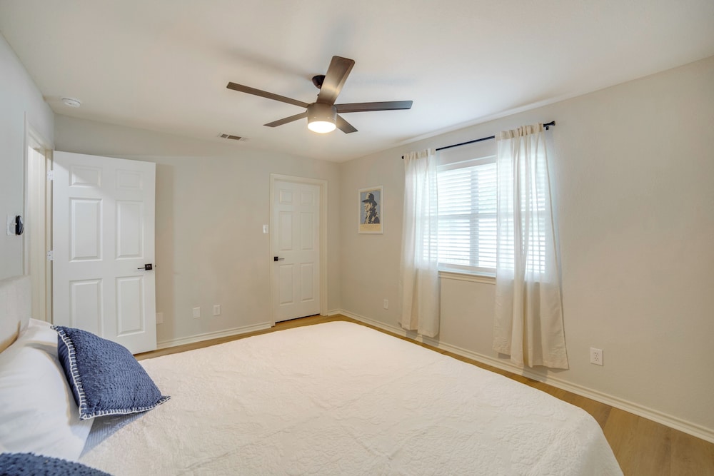 Waterfront Cedar Creek Lake Gem: Near Marina!