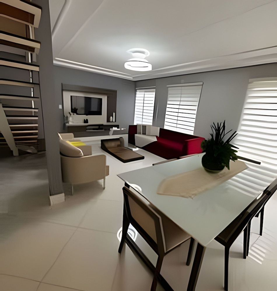 Casa com piscina 5 suites 1 quarto e AC
