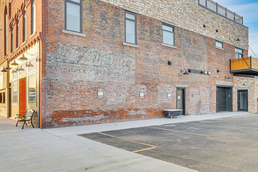 Walk to Lake City Marina: Condo w/ Rooftop Deck!