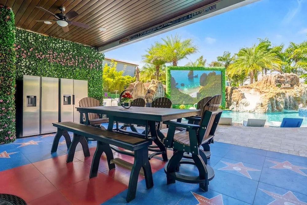 Ultimate Hollywood Themed Mansion for Big Groups