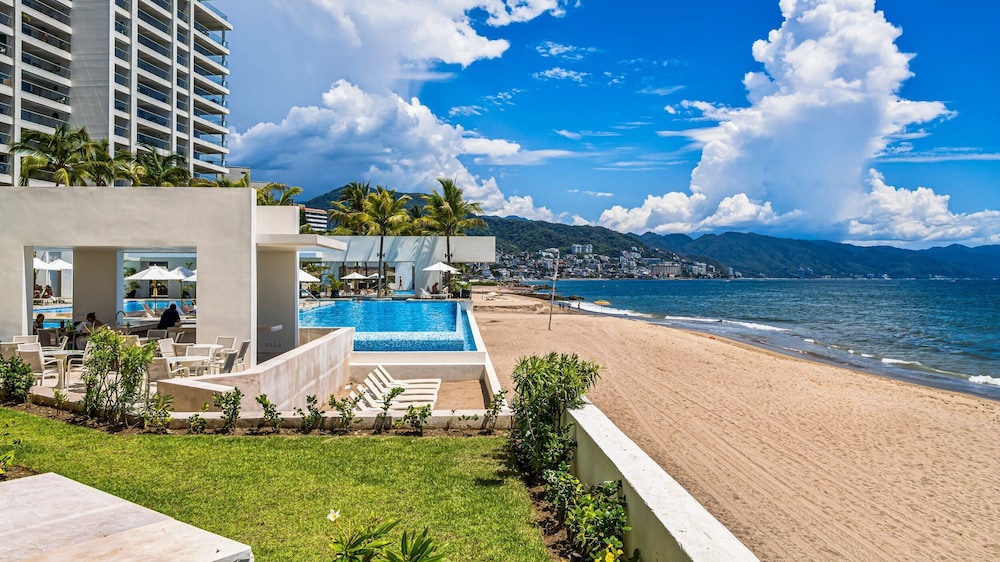 3BR with Private Pool on the Ocean
