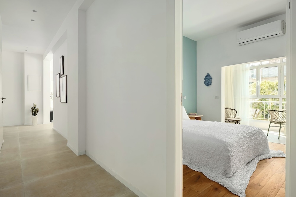 Central & Bright Getaway by Sea N' Rent
