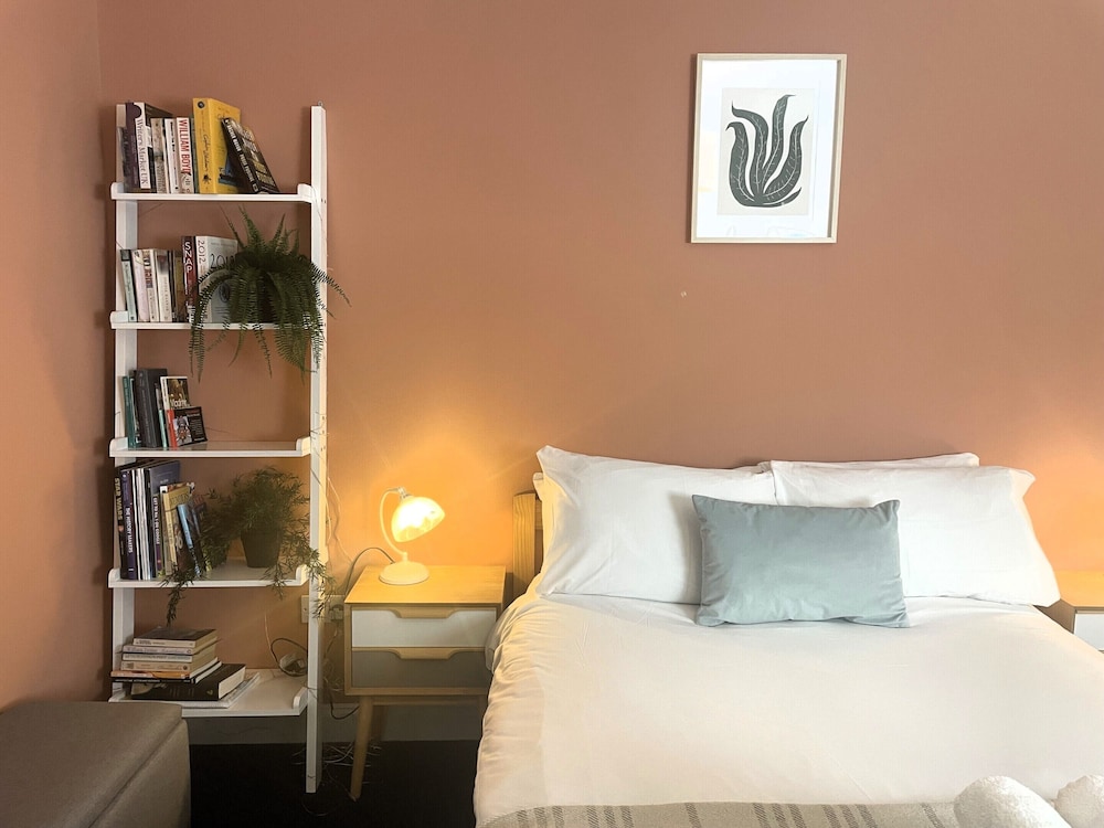 Contemporary Garden Flat in Clifton view 5