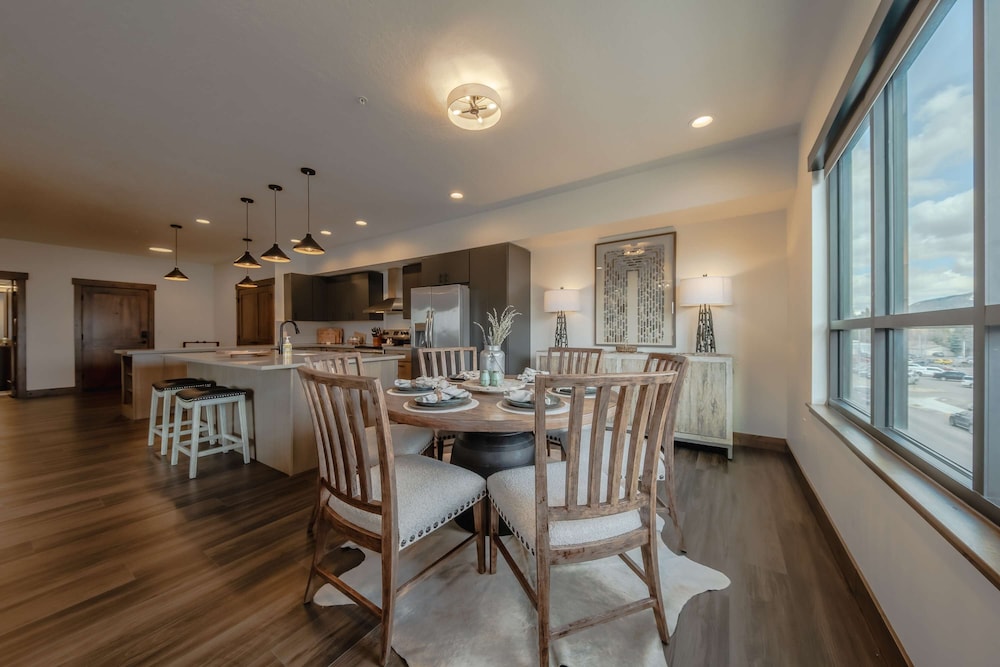 Downtown Penthouse Condo For 4!