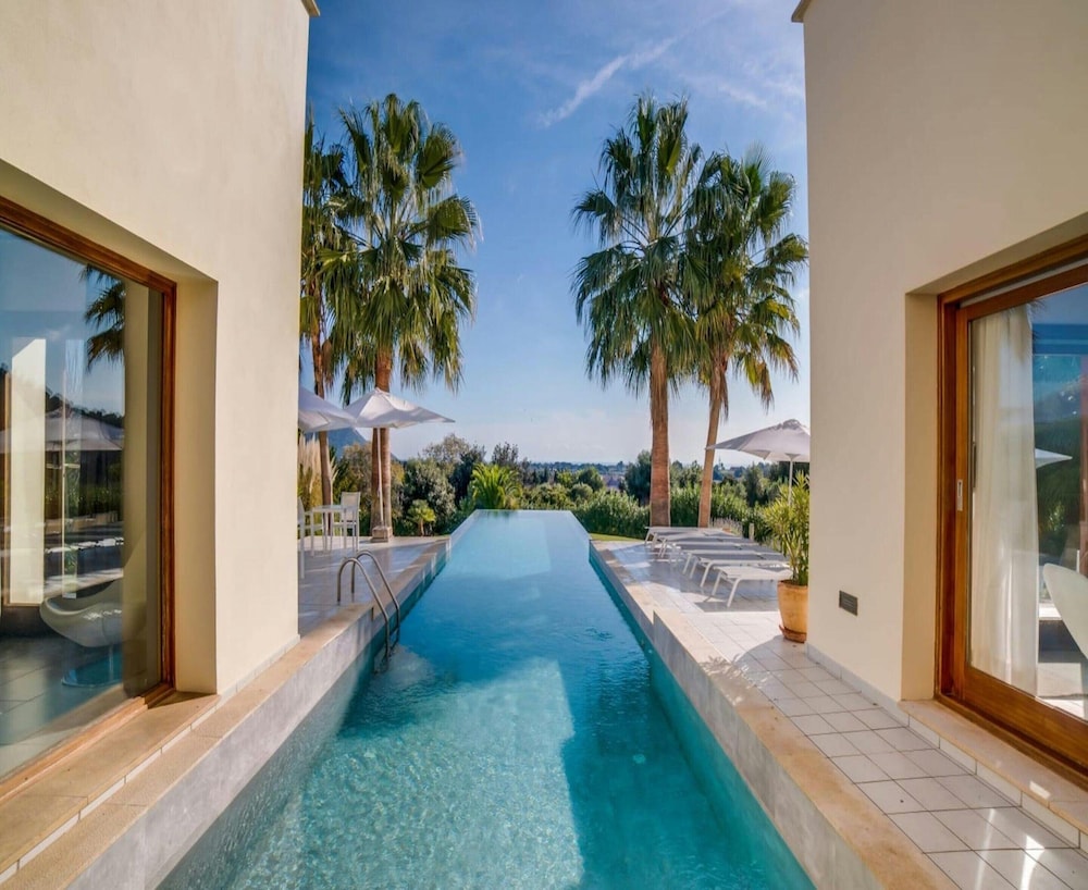 Spacious Villa With Infinity Pool