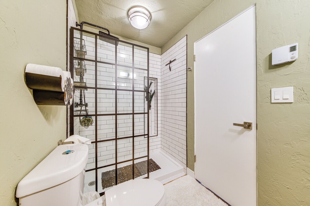 Modern Home Between Seattle, Tacoma & SEA Airport
