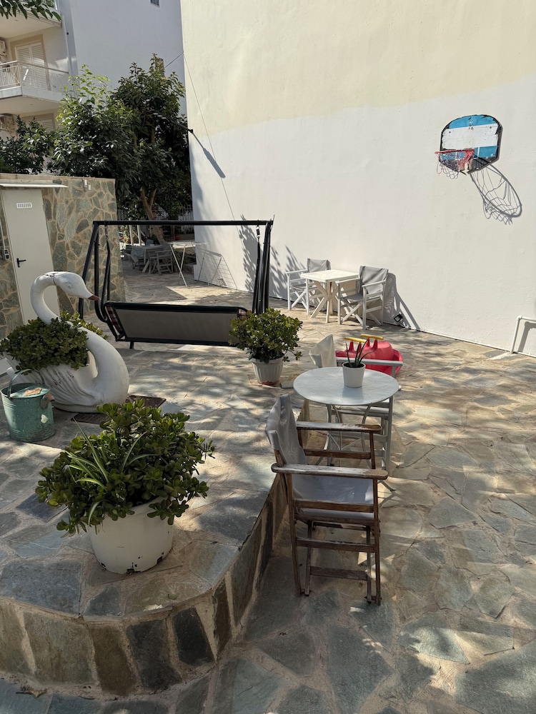 GARDEN APARTMENT (ELECTRIC CAR CHARGING STATION)