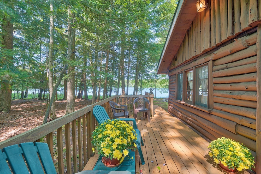 Lakefront Cabin w/ Beach Access: Levering Retreat