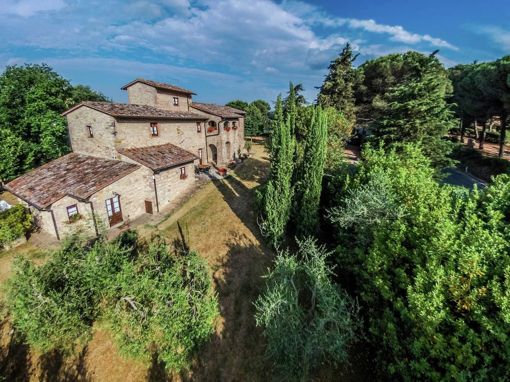 Quaint Tuscan Farmhouse view 3