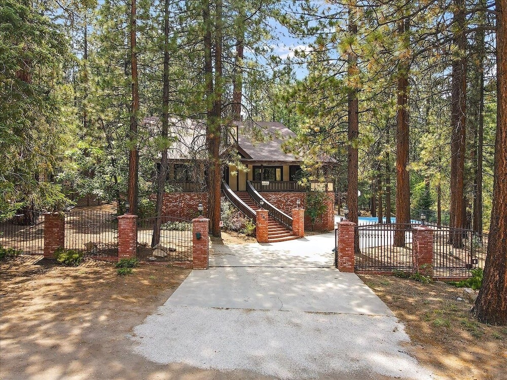 Summit Lodge 2 7 Bedroom Home by RedAwning view 4