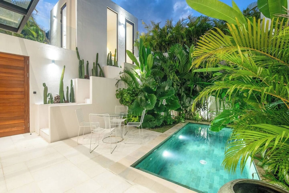 Modern 3BR Villa Enclosed Living