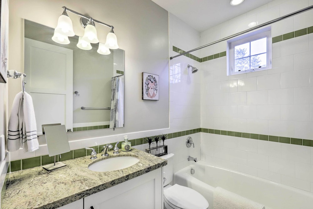Luxe Sandy Home w/ Hot Tub: 9 Mi to Skiing!