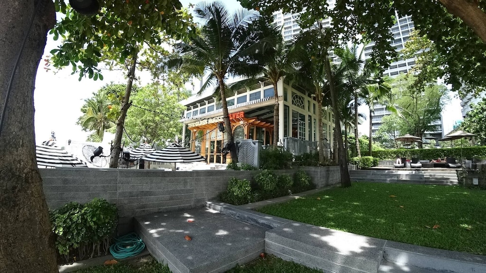 Luxury Large One Bedroom Seaview Serviced Apartment at Wongamat, Pattaya