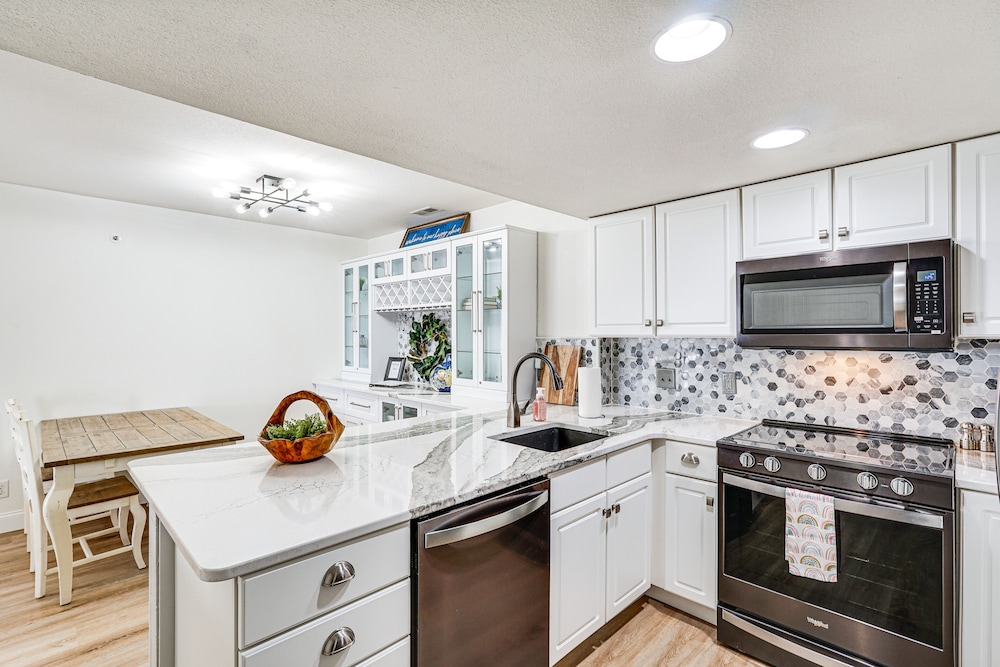 Regatta Bay Condo w/ Balcony + Water Views!