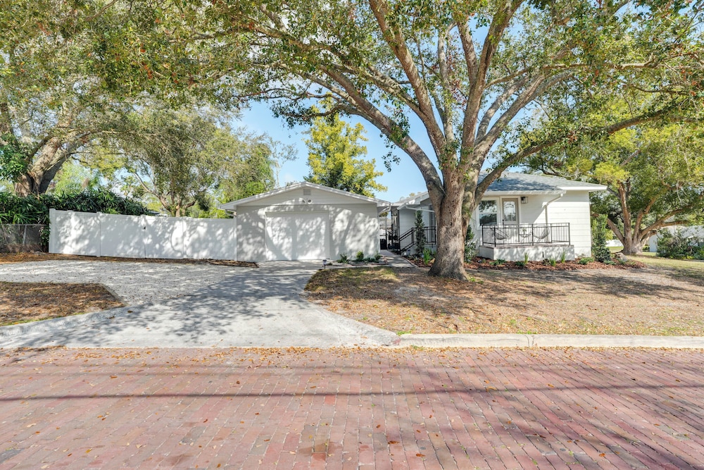 Mid-century Lakeland Home w/ Game Room!