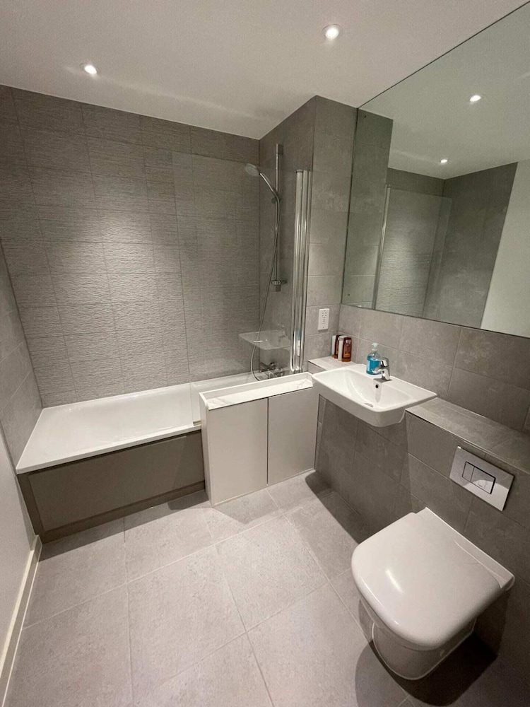 Sleek & Stylish 1BD Flat With Balcony - Old Street