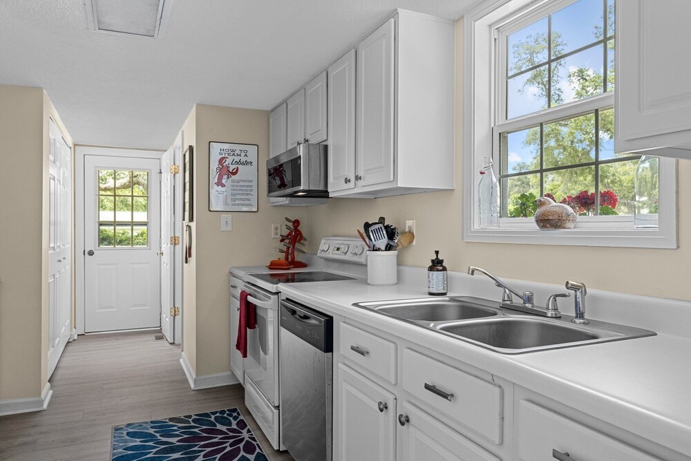 High Tider 3 Bedroom Home by RedAwning view 5