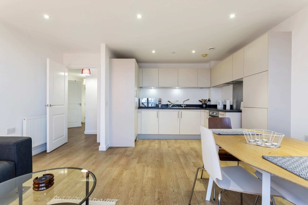 Modern 1 Bedroom Apartment Near Canary Wharf With Balcony