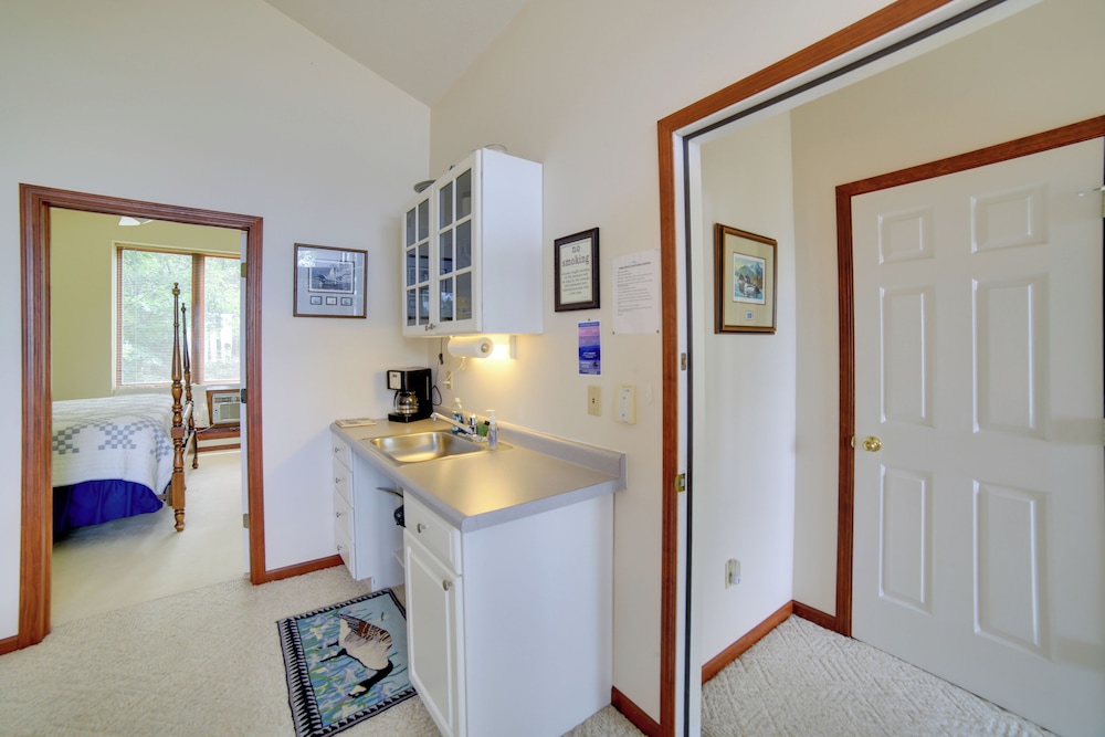 Private Beach! Year-round Lake Superior Retreat