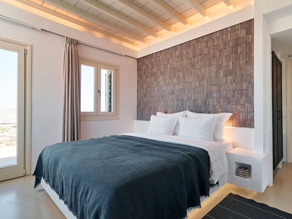 Kounoupas Complex by Mykonos Rocks