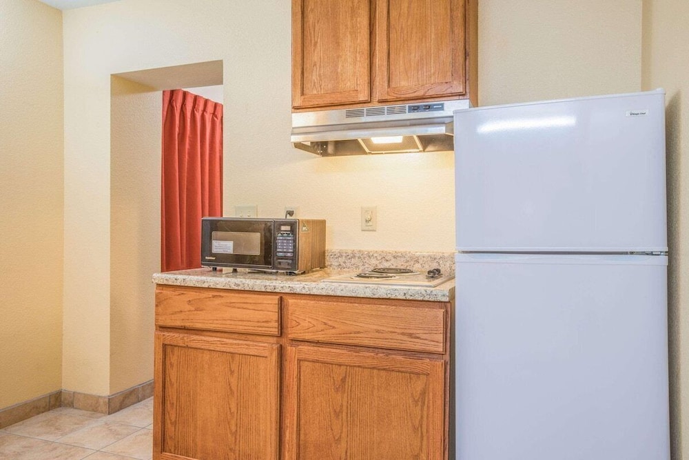 HomeTown Inn & Suites