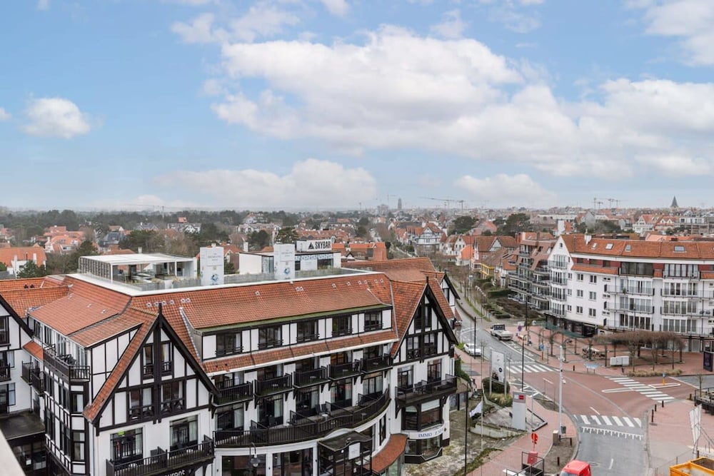 Renovated Apartment With sea View and Parking