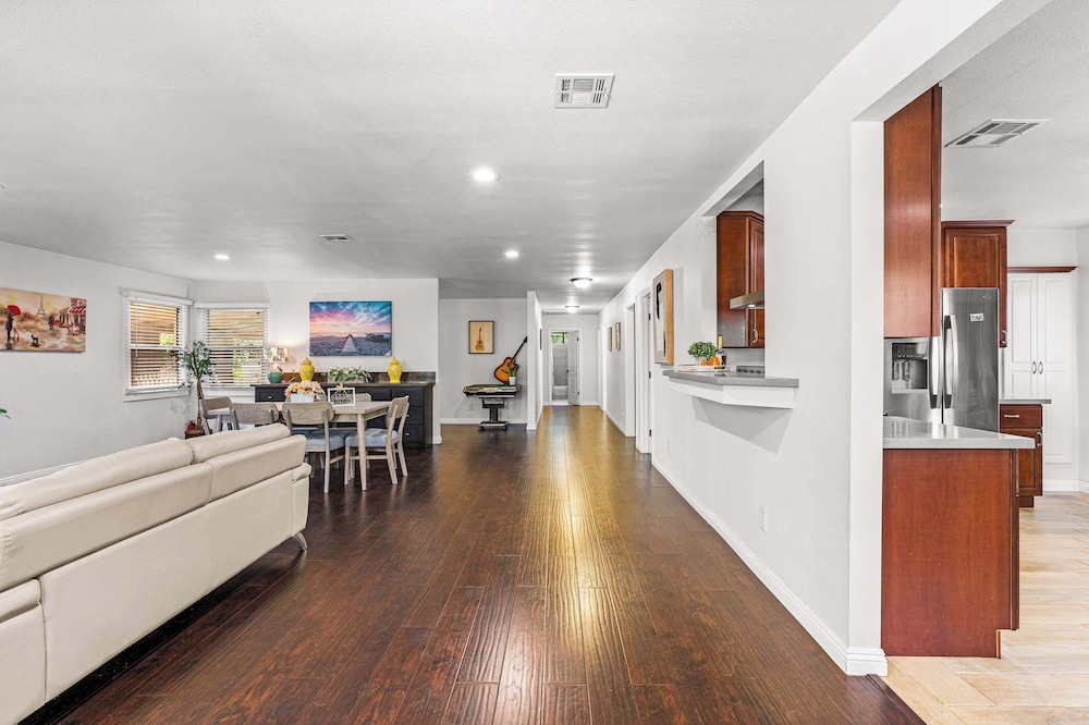 Spacious Retreat w Large Kitchen & Outdoor Patio