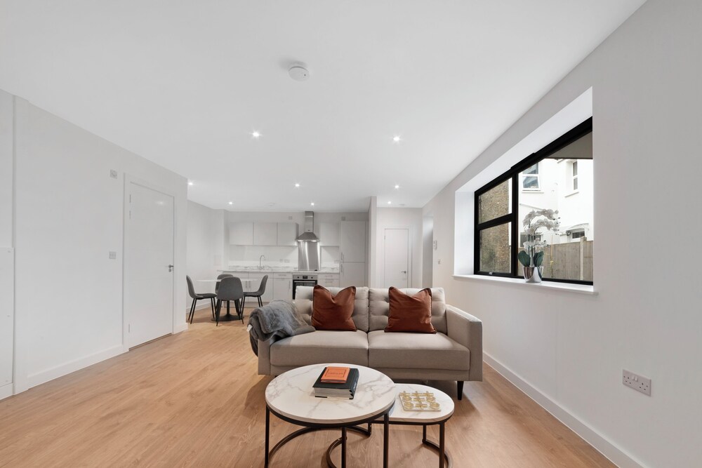 Guest Ready - Oak Crescent City House, London, E14