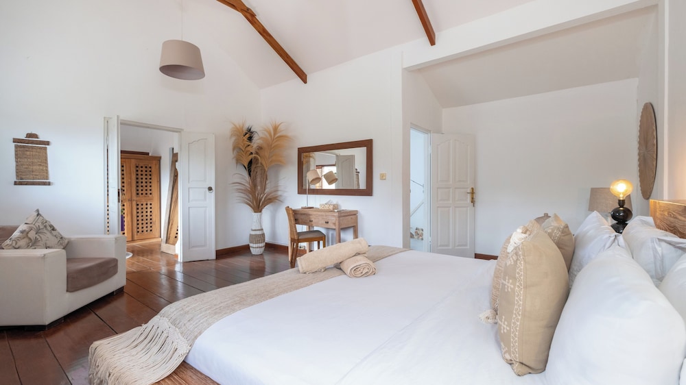 Villa Mogi by Villa Finder