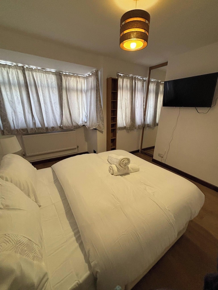 Dagenham - Stay 5 - Garden - Parking - Petfriendly