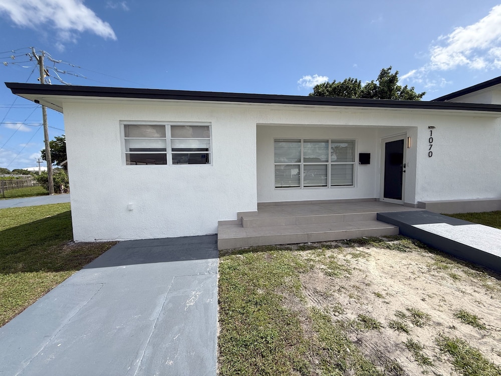 NEW Luxury 5BR Villa Private Pool BBQ Game Room