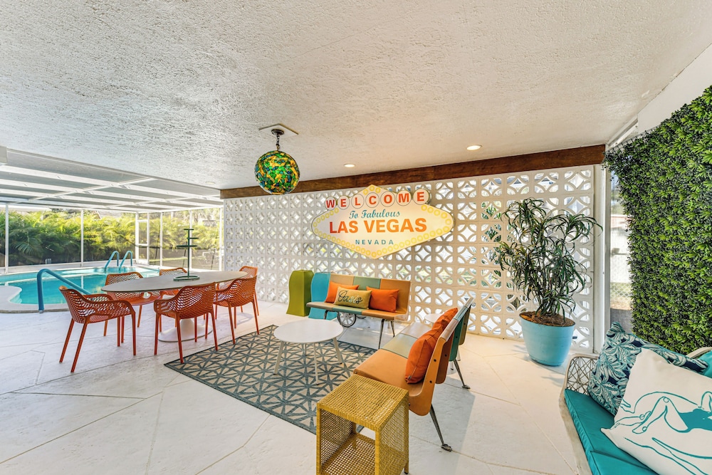Lanai & Pet Friendly! Retro-chic Sarasota Home!