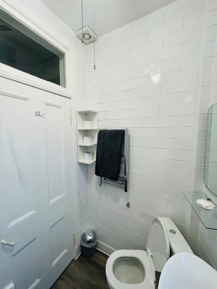 1 Bedroom Pet Friendly Apt Wd Free Wifi, Parking, Netflix & Pool Table. Sleeps 3