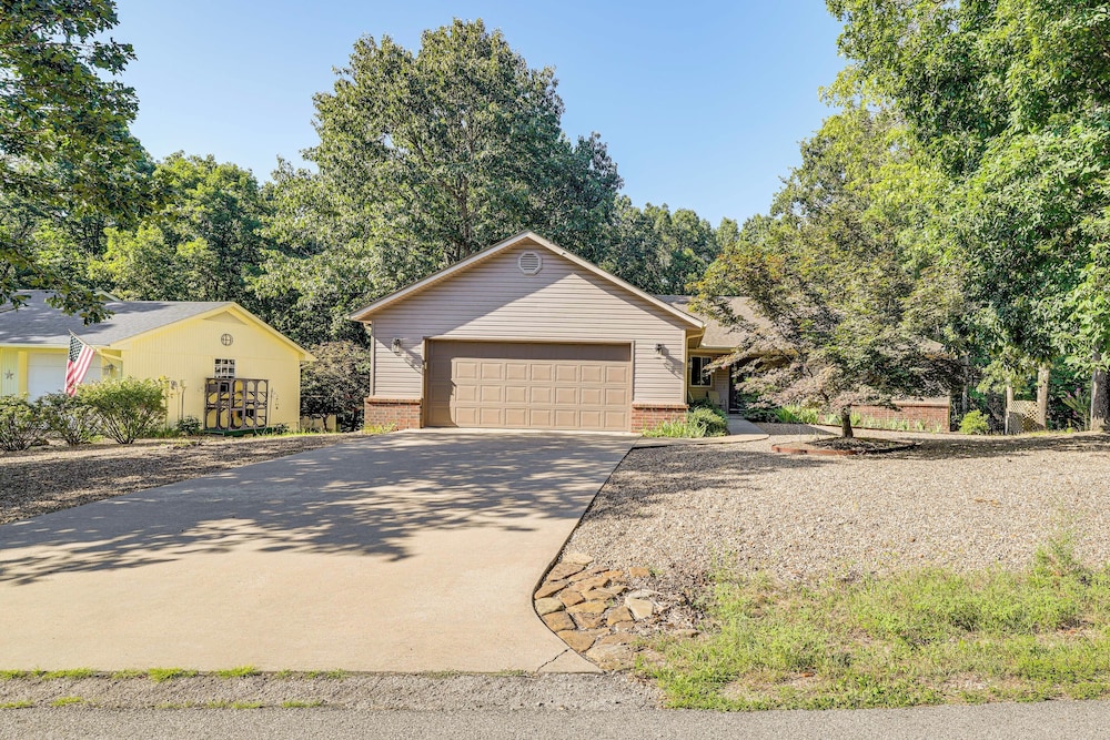 Bike, Golf, Swim: Modern Bella Vista Home w/ Deck!