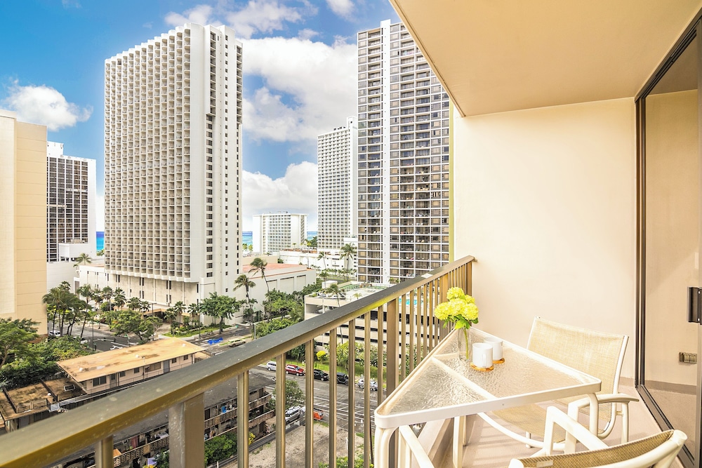 Waikiki Sunset Close to Beach with Parking