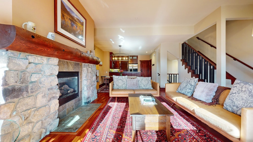 Juniper Crest #2 3 Bedroom Townhouse by RedAwning view 4