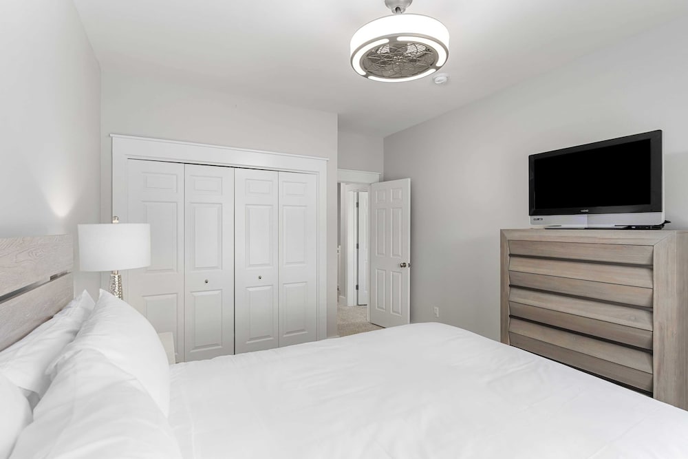 Serene Pondfront Stay w/ View, Pool Access, & Walk to Baytowne Wharf
