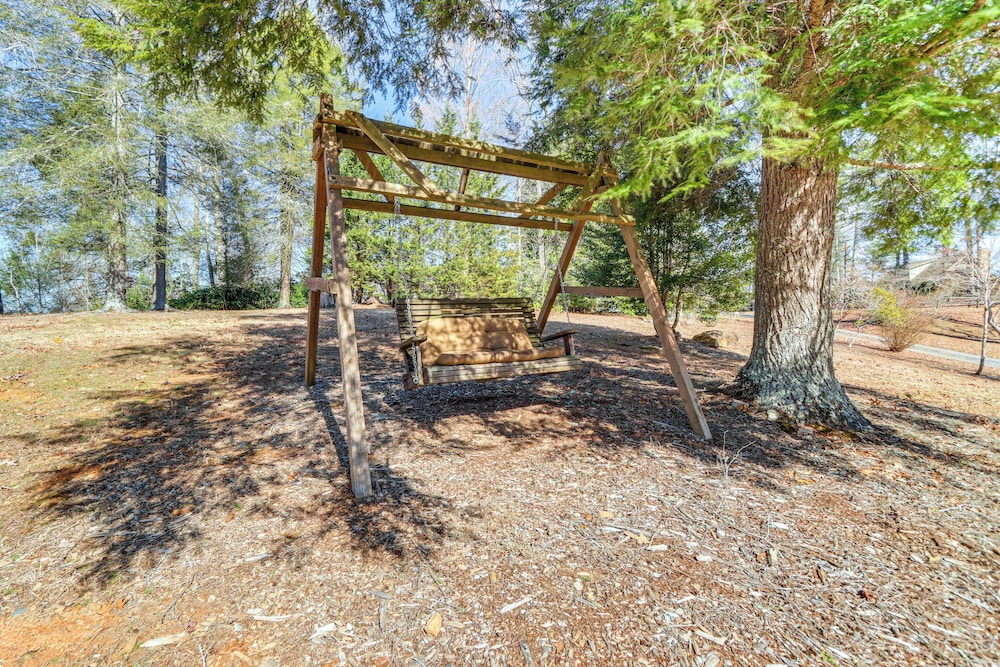 Blue Ridge Orchard Overlook' Cabin w/ Hot Tub